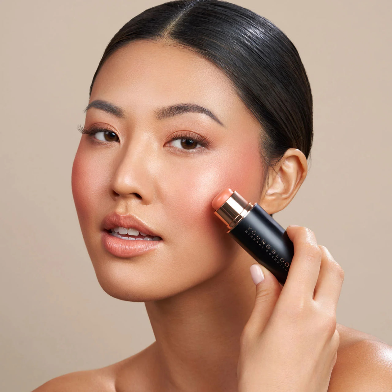 Youngblood VividLuxe Crème Blush Stick Bellini - Кремові рум'яна-стік - фото №2 Youngblood VividLuxe Crème Blush Stick Bellini - Кремові рум'яна-стік - фото №2